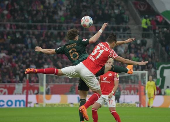 GER, 1 FBL, 1 FSV Mainz 05 vs Werder Bremen 01 11 2025, MEWA Arena, Mainz, GER, 1 FBL, 1 FSV Mainz 05 vs Werder Bremen , im Bild Jens Stage Bremen , Dominik Kohr Mainz DFL regulations prohibit any use of photographs as image sequences and or quasi video nordphotoxGmbHx xBratic nph00250