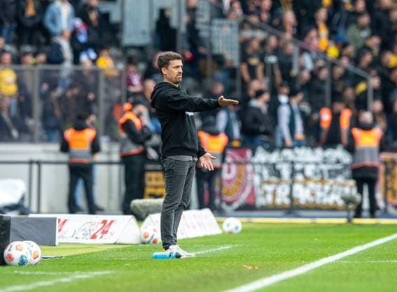 Soccer, Men, Season 2025 2026, 2 Bundesliga 11 Matchday , Hertha BSC Dynamo Dresden, Coach Thomas Stamm Dresden , 01 11 2025, Copyright: xSebastianxRäppold MatthiasxKochx