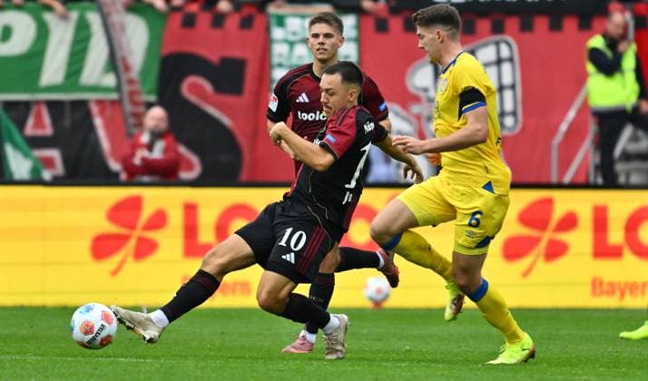 01 11 2025 Soccer Season 2025 2026 2 Soccer Bundesliga 11 Matchday 1 FC Nürnberg FCN Club Eintracht Braunschweig EBS BTSV Sportfoto Zink xwoxzix DFL regulations prohibit any use of photographs as image sequences and or quasi video only for editorial use Julian Justvan 10, 1 FC Nürnberg FCN Florian Flick 6, Eintracht Braunschweig BTSV EBS