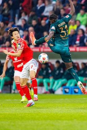 1 Soccer Bundesliga 1 FSV Mainz 05 Werder Bremen, 01 11 2025 Duel between Jae sung Lee 1 FSV Mainz 05, 7 and Karim Coulibaly SV Werder Bremen, 31 Match from matchday 9 of the Soccer Bundesliga between 1 FSV Mainz 05 and Borussia Dortmund at the MEWA Arena on 27 09 2025 DFL DFB regulations prohibit any use of photographs as image sequences and or quasi video Copyright: xBEAUTIFULxSPORTS Hahnex