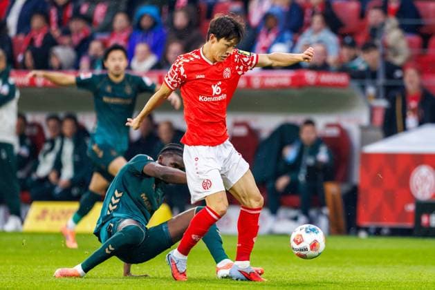 1 Soccer Bundesliga 1 FSV Mainz 05 Werder Bremen, 01 11 2025 Duel between Jae sung Lee 1 FSV Mainz 05, 7 and Karim Coulibaly SV Werder Bremen, 31 Match from matchday 9 of the Soccer Bundesliga between 1 FSV Mainz 05 and Borussia Dortmund at the MEWA Arena on 27 09 2025 DFL DFB regulations prohibit any use of photographs as image sequences and or quasi video Copyright: xBEAUTIFULxSPORTS Hahnex