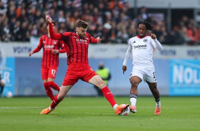 01 11 2025, Football Bundesliga, 1 FC Heidenheim Eintracht Frankfurt, v l , Julian Niehues 1 FC Heidenheim , Elye Wahi Eintracht Frankfurt DFL DFB REGULATIONS PROHIBIT ANY USE OF PHOTOGRAPHS AS IMAGE SEQUENCES AND OR QUASI VIDEO xdcx Copyright: HMBxMedia Claus