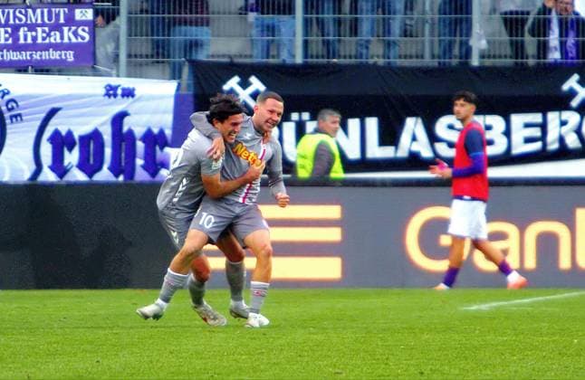 Goalscorer Benedikt Bauer Regensburg, left, and Phil Beckhoff Regensburg are delighted with the 2 3 Football 3 League 2025 26 FC Erzgebirge Aue SSV Jahn Regensburg on 1 11 2025 Erzgebirge Aue Jahn Regensburg
