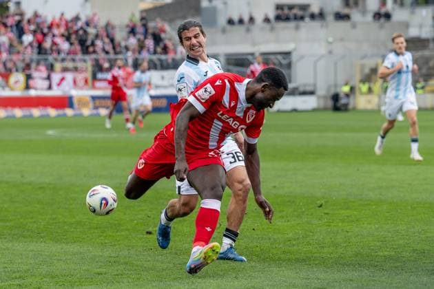 Fight for the ball duel between Tunay Deniz TSV 1860 Muenchen, 36 and Merveille Biankadi FC Energie Cottbus, 37 GER, TSV 1860 Muenchen vs FC Energie Cottbus, Football, 3 Bundesliga, Matchday 13, Season 2025 2026, 01 11 2025 DFL DFB REGULATIONS PROHIBIT ANY USE OF PHOTOGRAPHS as IMAGE SEQUENCES and or QUASI VIDEO GER, TSV 1860 Muenchen vs FC Energie Cottbus, Football, 3 Bundesliga, Matchday 13, Season 2025 2026, 01 11 2025 Muenchen Copyright: xEibner-Pressefoto HeikexFeinerx EP_HFR