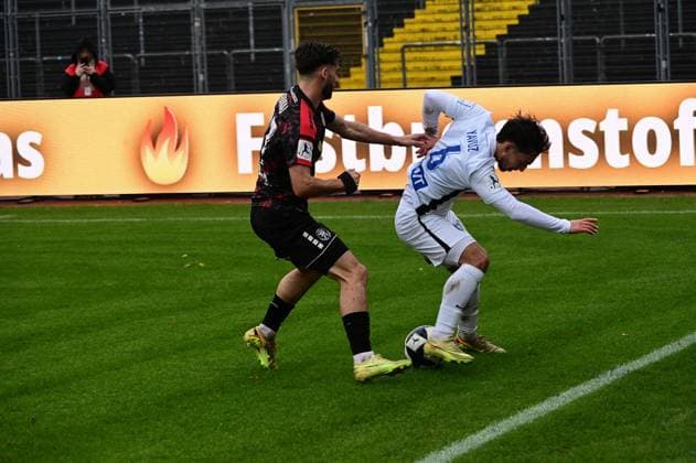 01 11 2025 xkhx Kassel Regionalliga Südwest Season 2025 2026 KSV Hessen Kassel SV Eintracht Trier Elsamed Ramaj 37, Hessen Kassel v Ömer Kenan Yavuz Trier