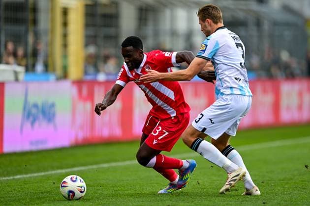 v li Merveille Biankadi Cottbus, 37 Siemen Voet TSV 1860, 3 in duel, duel, tackle, dynamics, action, action, 01 11 2025, Munich Germany , Football, 3 Liga, TSV 1860 München FC Energie Cottbus, DFB DFL REGULATIONS PROHIBIT ANY USE OF PHOTOGRAPHS AS IMAGE SEQUENCES AND OR QUASI VIDEO xslx