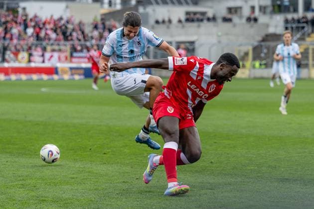Fight for the ball duel between Tunay Deniz TSV 1860 Muenchen, 36 and Merveille Biankadi FC Energie Cottbus, 37 GER, TSV 1860 Muenchen vs FC Energie Cottbus, Football, 3 Bundesliga, Matchday 13, Season 2025 2026, 01 11 2025 DFL DFB REGULATIONS PROHIBIT ANY USE OF PHOTOGRAPHS as IMAGE SEQUENCES and or QUASI VIDEO GER, TSV 1860 Muenchen vs FC Energie Cottbus, Football, 3 Bundesliga, Matchday 13, Season 2025 2026, 01 11 2025 Muenchen Copyright: xEibner-Pressefoto HeikexFeinerx EP_HFR