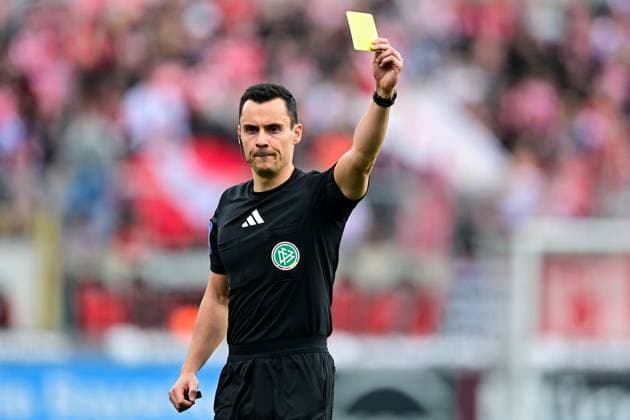 Konrad Oldhafer Referee, Referee shows yellow card, warning, yellow card, symbol photo, 01 11 2025, Munich Germany , Football, 3 Liga, TSV 1860 München FC Energie Cottbus, DFB DFL REGULATIONS PROHIBIT ANY USE OF PHOTOGRAPHS AS IMAGE SEQUENCES AND OR QUASI VIDEO xslx