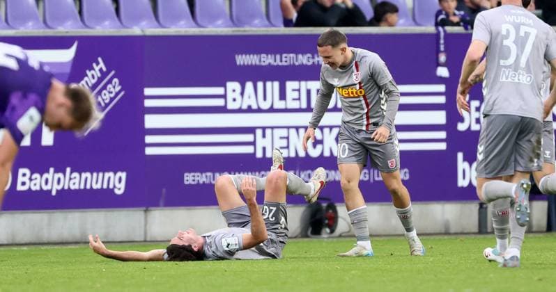 Aue, 01 11 2025, Erzgebirgsstadion, Soccer, 3 Liga, 13 Matchday FC Erzgebirge Aue vs SSV Jahn Regensburg , In the picture Goal for Regensburg Benedikt Bauer 26, Regensburg scores to 2 3 and cheers with teammates Phil Beckhoff 10, Regensburg , For journalistic purposes only Only for editorial use , DFB DFL regulations prohibit any use of photographs as image sequences and or quasi video , Picture Point