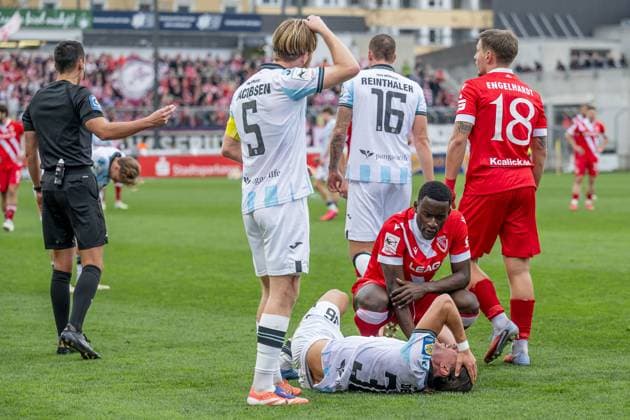 Merveille Biankadi FC Energie Cottbus, 37 inquires about the condition of Tunay Deniz TSV 1860 Muenchen, 36 , who is lying on the pitch after a duel with him GER, TSV 1860 Muenchen vs FC Energie Cottbus, Soccer, 3 Bundesliga, 13 Matchday, Season 2025 2026, 01 11 2025 DFL DFB REGULATIONS PROHIBIT ANY USE OF PHOTOGRAPHS as IMAGE SEQUENCES and or QUASI VIDEO GER, TSV 1860 Muenchen vs FC Energie Cottbus, Football, 3 Bundesliga, 13 Matchday, Season 2025 2026, 01 11 2025 Muenchen Copyright: xEibner-Pressefoto HeikexFeinerx EP_HFR