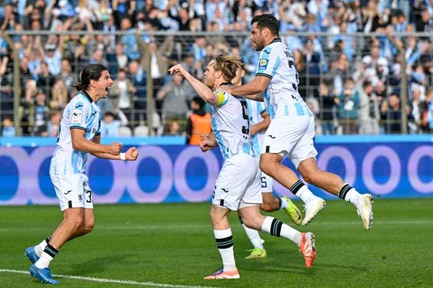 Players of TSV 1860 Muenchen with vCelebrate the goal, goal, celebration, celebration, celebration of the goal to 1 0 by Thore Jacobsen TSV 1860, 5 2 v li , optimistic, Action, Action, 01 11 2025, Munich Germany , Football, 3 Liga, TSV 1860 München FC Energie Cottbus, DFB DFL REGULATIONS PROHIBIT ANY USE OF PHOTOGRAPHS AS IMAGE SEQUENCES AND OR QUASI VIDEO xslx