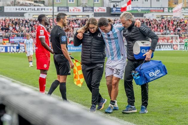 Tunay Deniz TSV 1860 Muenchen, 36 is led off the pitch injured by the coaches GER, TSV 1860 Muenchen vs FC Energie Cottbus, Soccer, 3 Bundesliga, Matchday 13, Season 2025 2026, 01 11 2025 DFL DFB REGULATIONS PROHIBIT ANY USE OF PHOTOGRAPHS as IMAGE SEQUENCES and or QUASI VIDEO GER, TSV 1860 Muenchen vs FC Energie Cottbus, Football, 3 Bundesliga, Matchday 13, Season 2025 2026, 01 11 2025 Muenchen Copyright: xEibner-Pressefoto HeikexFeinerx EP_HFR