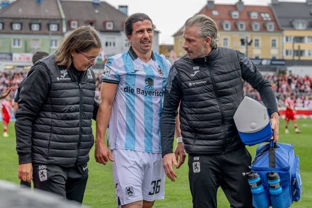 Tunay Deniz TSV 1860 Muenchen, 36 is led off the pitch injured by the coaches GER, TSV 1860 Muenchen vs FC Energie Cottbus, Soccer, 3 Bundesliga, Matchday 13, Season 2025 2026, 01 11 2025 DFL DFB REGULATIONS PROHIBIT ANY USE OF PHOTOGRAPHS as IMAGE SEQUENCES and or QUASI VIDEO GER, TSV 1860 Muenchen vs FC Energie Cottbus, Football, 3 Bundesliga, Matchday 13, Season 2025 2026, 01 11 2025 Muenchen Copyright: xEibner-Pressefoto HeikexFeinerx EP_HFR