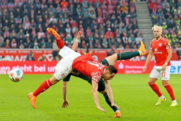 Mainz, Germany 01 November 2025 1 BL 2025 2026 FSV Mainz 05 vs SV Werder Bremen In picture from left in duel Jens Stage SVW vs Dominik Kohr Mainz DFL regulations prohibit any use of photographs as image sequences and or quasi video Mewa Arena Rheinland Pfalz Copyright: xFotostandx xRacochax