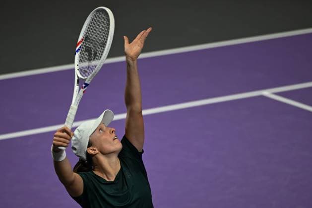 WTA, Tennis Damen Finals 2025 - Day One RIYADH, SAUDI ARABIA NOVEMBER 1, 2025: Iga Swiatek of Poland warms up under the watch of coach Wim Fissette and sports psychologist Daria Abramowicz before her group-stage match against Madison Keys of the United States on Day 1 of the 2025 WTA Finals at King Saud University Indoor Arena in Riyadh, Saudi Arabia. RIyadh Saudi Arabia  Copyright: xArturxWidakx originalFilename:widak-wtafinal251101_npmr0.jpg
