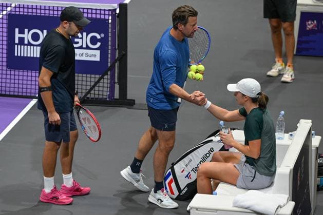 WTA, Tennis Damen Finals 2025 - Day One RIYADH, SAUDI ARABIA NOVEMBER 1, 2025: Coach Wim Fissette is seen at the end of a warm-up session with Iga Swiatek of Poland ahead of her group-stage match against Madison Keys of the United States on Day 1 of the 2025 WTA Finals at King Saud University Indoor Arena in Riyadh, Saudi Arabia. RIyadh Saudi Arabia  Copyright: xArturxWidakx originalFilename:widak-wtafinal251101_npwJI.jpg