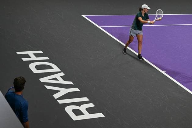 WTA, Tennis Damen Finals 2025 - Day One RIYADH, SAUDI ARABIA NOVEMBER 1, 2025: Coach Wim Fissette is seen during a warm-up session with Iga Swiatek of Poland (not pictured) ahead of her group-stage match against Madison Keys of the United States on Day 1 of the 2025 WTA Finals at King Saud University Indoor Arena in Riyadh, Saudi Arabia. RIyadh Saudi Arabia  Copyright: xArturxWidakx originalFilename:widak-wtafinal251101_npyxd.jpg