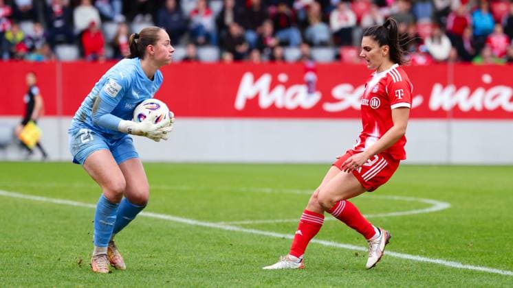 Luisa Palmen 21, SGS Essen in front of Jovana Damnjanovic 9, FC Bayern Munich at the match between FC Bayern Munich v SGS Essen, Football, Women, Google Pixel Women Bundesliga, 2025 2026, Matchday 8 on 01 11 2025 in Munich, FC Bayern Campus DFL and DFB regulations prohibit any use of photographs as image sequences and or quasi video Bayern Germany