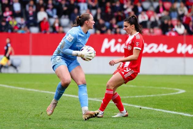 Luisa Palmen 21, SGS Essen in front of Jovana Damnjanovic 9, FC Bayern Munich at the match between FC Bayern Munich v SGS Essen, Football, Women, Google Pixel Women Bundesliga, 2025 2026, Matchday 8 on 01 11 2025 in Munich, FC Bayern Campus DFL and DFB regulations prohibit any use of photographs as image sequences and or quasi video Bayern Germany