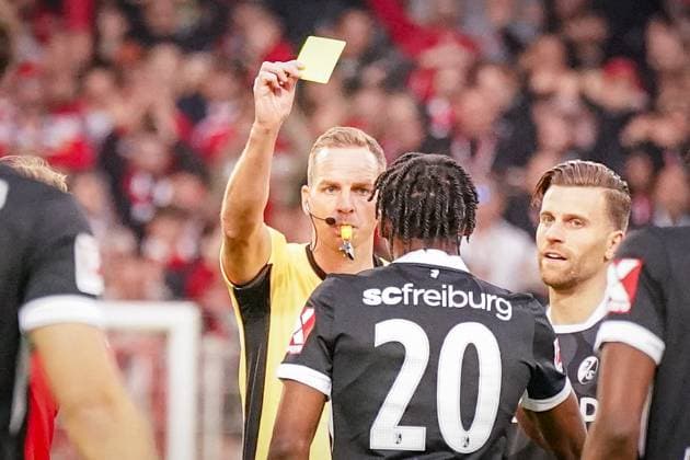 Germany Soccer Bundesliga 2025 26, 9 Matchday 1 FC Union Berlin vs SC Freiburg An der Alten Försterei Berlin Referee Sören Storks shows Junior Adamu SC Freiburg, 20 yellow card Berlin Germany Copyright: xJOERANxSTEINSIEKx