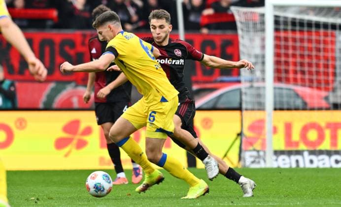 01 11 2025 Soccer Season 2025 2026 2 Soccer Bundesliga 11 Matchday 1 FC Nürnberg FCN Club Eintracht Braunschweig EBS BTSV Sportfoto Zink xwoxzix DFL regulations prohibit any use of photographs as image sequences and or quasi video only for editorial use Florian Flick 6, Eintracht Braunschweig BTSV EBS Adam Markhiev 6, 1 FC Nürnberg FCN