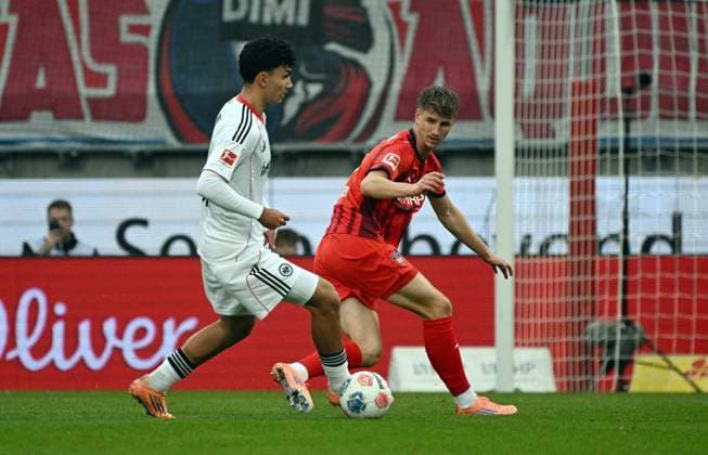 01 11 2025, xjhx, Football 1 Bundesliga, 1 FC Heidenheim Eintracht Frankfurt v l Can Uzun Eintracht Frankfurt , Jan Schoeppner 1 FC Heidenheim DFL DFB REGULATIONS PROHIBIT ANY USE OF PHOTOGRAPHS as IMAGE SEQUENCES and or QUASI VIDEO Heidenheim