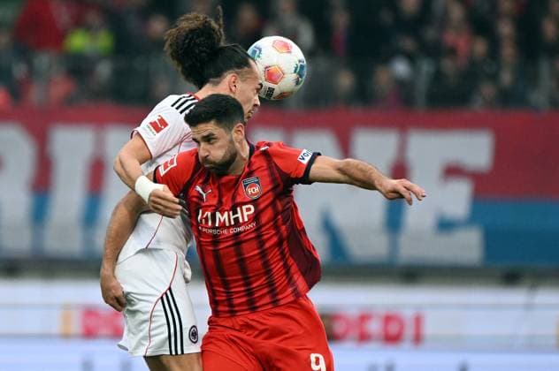 01 11 2025, xjhx, Football 1 Bundesliga, 1 FC Heidenheim Eintracht Frankfurt v l Arthur Theate Eintracht Frankfurt , Stefan Schimmer 1 FC Heidenheim DFL DFB REGULATIONS PROHIBIT ANY USE OF PHOTOGRAPHS as IMAGE SEQUENCES and or QUASI VIDEO Heidenheim