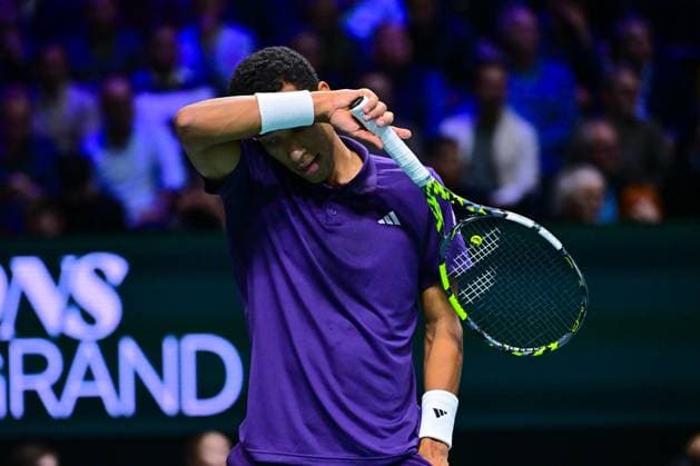 TENNIS : Rolex Paris Masters - Paris - 01 11 2025 Felix Auger Aliassime ( Canada ) during the Rolex Paris Masters at Paris La Defense Arena on November 01, 2025 in Nanterre, France. (Photo by Federico Pestellini PSNewz ) ParisFrance  Copyright: xFedericoxPestellinix
