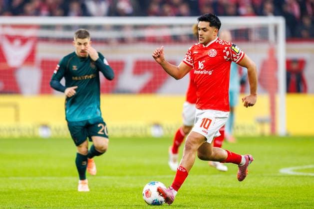 1 Soccer Bundesliga 1 FSV Mainz 05 Werder Bremen, 01 11 2025 Nadiem Amiri 1 FSV Mainz 05, 10 leads the ball in midfield Match of matchday 9 of the Soccer Bundesliga between 1 FSV Mainz 05 and Borussia Dortmund at the MEWA Arena on 27 09 2025 DFL DFB regulations prohibit any use of photographs as image sequences and or quasi video Copyright: xBEAUTIFULxSPORTS Hahnex
