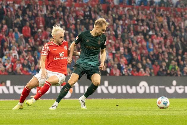 01 11 2025, xhfmx, Soccer 1 Bundesliga, FSV Mainz 05 Werder Bremen v l Benedict Hollerbach 1 FSV Mainz 05 with Amos Pieper SV Werder Bremen in a duel DFL DFB REGULATIONS PROHIBIT ANY USE OF PHOTOGRAPHS as IMAGE SEQUENCES and or QUASI VIDEO Mainz