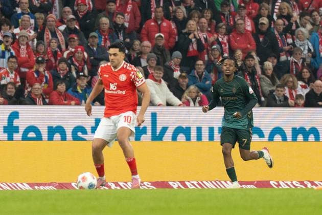 01 11 2025, xhfmx, Soccer 1 Bundesliga, FSV Mainz 05 Werder Bremen v l Nadiem Amiri 1 FSV Mainz 05 and Samuel Mbangula SV Werder Bremen DFL DFB REGULATIONS PROHIBIT ANY USE OF PHOTOGRAPHS as IMAGE SEQUENCES and or QUASI VIDEO Mainz