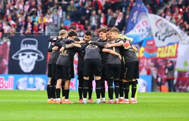 RB Leipzig Stuttgart Bundesliga Leipzig, 01 11 2025, Red Bull Arena, Football, Bundesliga, Matchday 9 , RB Leipzig vs VfB Stuttgart , In the picture player circle VfB Stuttgart , Picture Point