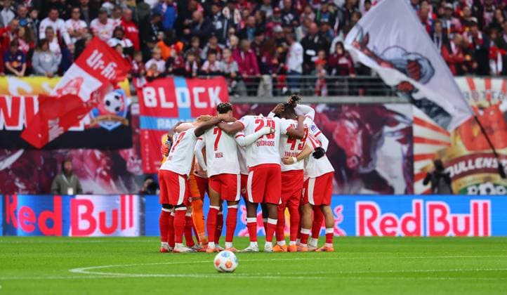 RB Leipzig Stuttgart Bundesliga Leipzig, 01 11 2025, Red Bull Arena, Football, Bundesliga, Matchday 9 , RB Leipzig vs VfB Stuttgart , In the picture players circle RB Leipzig , Picture Point