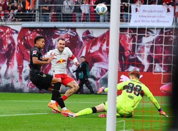 RB Leipzig Stuttgart Bundesliga Leipzig, 01 11 2025, Red Bull Arena, Football, Bundesliga, Matchday 9 , RB Leipzig vs VfB Stuttgart , In the picture from l Luca Jaquez 14, Stuttgart , David Raum 22, RB Leipzig and goalkeeper Alexander Nübel Nuebel 33, Stuttgart , Picture Point