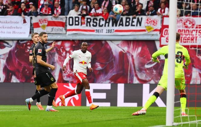 RB Leipzig Stuttgart Bundesliga Leipzig, 01 11 2025, Red Bull Arena, Football, Bundesliga, Matchday 9 , RB Leipzig vs VfB Stuttgart , Pictured from l Jeff Chabot 24, Stuttgart , Yan Diomande 49, RB Leipzig , Goalkeeper Alexander Nübel Nuebel 33, Stuttgart , Picture Point