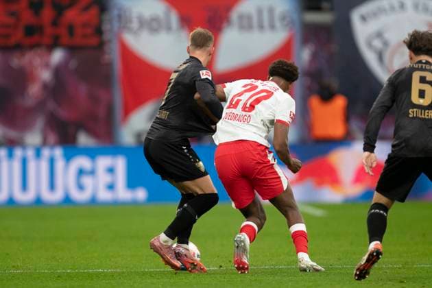 GER, Leipzig, Football, DFL Bundesliga, Matchday 9, RB Leipzig vs VFB Stuttgart pictured from l Maximilian Mittelstädt VFB Stuttgart 07 , Assan Ouedraogo RB Leipzig 20 , duel 01 11 2025, Red Bull Arena Leipzig DFL DFB REGULATIONS PROHIBIT ANY USE OF PHOTOGRAPHS AS IMAGE SEQUENCES AND OR QUASI VIDEO, Copyright: HMBxMedia PaulxFritz