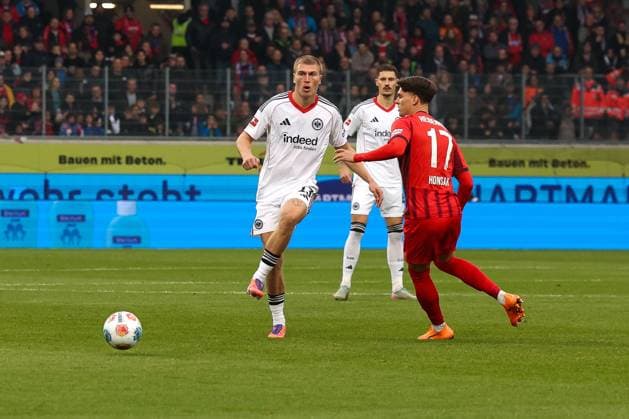 Rasmus Kristensen 13 Eintracht Frankfurt in front of Mathias Honsak 17 1FC Heidenheim 1846 on the ball, 1 FC Heidenheim 1846 vs Eintracht Frankfurt, Football, Men, DFL, Bundesliga, Season 2025 2026, Voith Arena, 9 Matchday, 01 11 2025 Heidenheim Baden Wuerttemberg Germany Copyright: xkolbert-press MartinxAgüerax