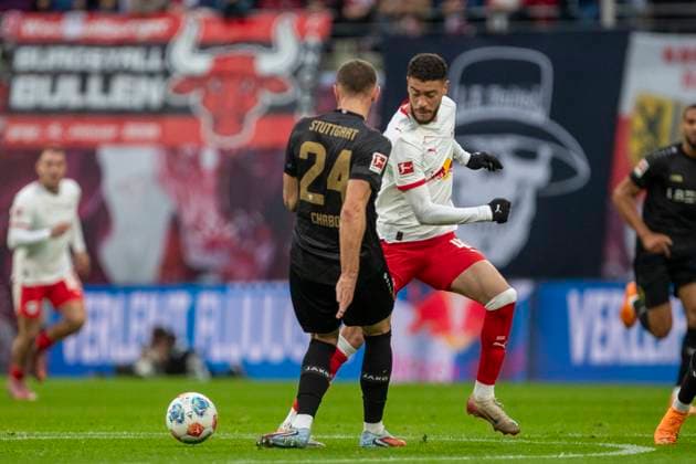GER, Leipzig, Football, DFL Bundesliga, Matchday 9, RB Leipzig vs VFB Stuttgart pictured from l Jeff Chabot VFB Stuttgart 24 , Romulo RB Leipzig 40 , duel 01 11 2025, Red Bull Arena Leipzig DFL DFB REGULATIONS PROHIBIT ANY USE OF PHOTOGRAPHS AS IMAGE SEQUENCES AND OR QUASI VIDEO, Copyright: HMBxMedia PaulxFritz