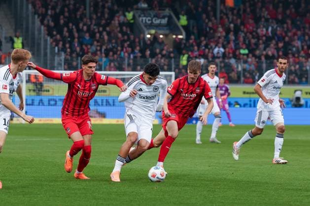 Can Uzun 42 Eintracht Frankfurt prevails against Mathias Honsak 17 1FC Heidenheim 1846 and Jan Schoeppner 3 1FC Heidenheim 1846, 1 FC Heidenheim 1846 vs Eintracht Frankfurt, Football, Men, DFL, Bundesliga, Season 2025 2026, Voith Arena, Matchday 9, 01 11 2025 Heidenheim Baden Wuerttemberg Germany Copyright: xkolbert-press MartinxAgüerax