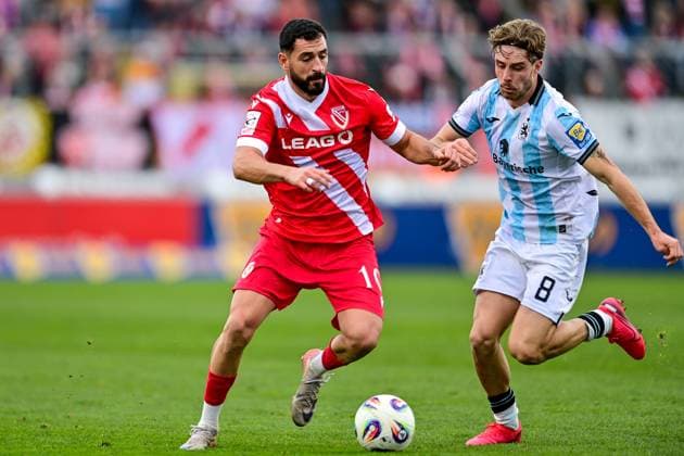 v li Tolcay Cigerci Cottbus, 10 David Philipp TSV 1860, 8 in duel, duel, tackle, dynamic, action, action, 01 11 2025, Munich Germany , Football, 3 Liga, TSV 1860 München FC Energie Cottbus, DFB DFL REGULATIONS PROHIBIT ANY USE OF PHOTOGRAPHS AS IMAGE SEQUENCES AND OR QUASI VIDEO xslx