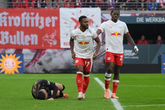 Deniz Undav VfB Stuttgart left , Ridle Baku RB Leipzig center and Castello Lukeba RB Leipzig right RB Leipzig vs VfB Stuttgart, Football, 1 Bundesliga, Matchday 9, Season 2025 2026, 01 11 2025 DFB DFL REGULATIONS PROHIBIT ANY USE OF PHOTOGRAPHS AS IMAGE SEQUENCES AND OR QUASI VIDEO RB Leipzig vs VfB Stuttgart, Football, 1 Bundesliga, Matchday 9, Season 2025 2026, 01 11 2025 Leipzig Copyright: xEibner-Pressefoto BertxHarzerx EP_BHR