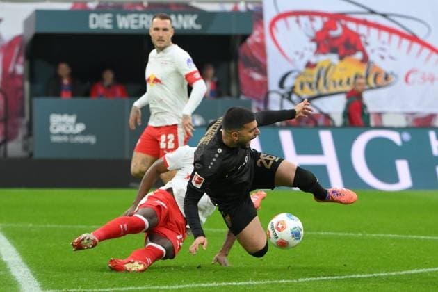 Deniz Undav VfB Stuttgart center, front, Ridle Baku RB Leipzig center and David Raum RB Leipzig back RB Leipzig vs VfB Stuttgart, Football, 1 Bundesliga, Matchday 9, Season 2025 2026, 01 11 2025 DFB DFL REGULATIONS PROHIBIT ANY USE OF PHOTOGRAPHS AS IMAGE SEQUENCES AND OR QUASI VIDEO RB Leipzig vs VfB Stuttgart, Football, 1 Bundesliga, Matchday 9, Season 2025 2026, 01 11 2025 Leipzig Copyright: xEibner-Pressefoto BertxHarzerx EP_BHR