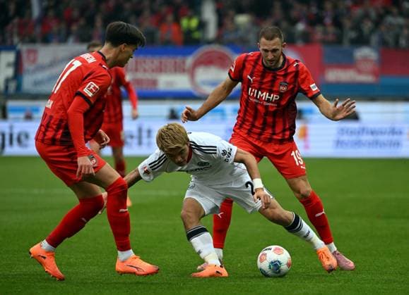 01 11 2025, xjhx, Soccer 1 Bundesliga, 1 FC Heidenheim Eintracht Frankfurt v l Mathias Honsak 1 FC Heidenheim , Ritsu Doan Eintracht Frankfurt , Jonas Foehrenbach 1 FC Heidenheim DFL DFB REGULATIONS PROHIBIT ANY USE OF PHOTOGRAPHS as IMAGE SEQUENCES and or QUASI VIDEO Heidenheim