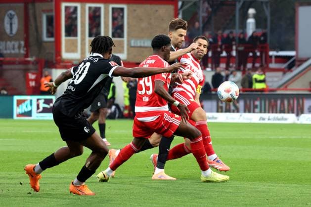 DEU, DFL, 1 FBL, 1 FC Union vs SC Freiburg, 01 11 2025, Stadion Alte Foersterei, Berlin, DEU, DFL, 1 FBL, 1 FC Union vs SC Freiburg, im Bild Rani Khedira 1 FC Union Berlin 8 Derrick Arthur Koehn 1 FC Union Berlin 39 , Lucas Hoeler FC Freiburg 9 , Junior Adamu FC Freiburg 20 DFL regulations prohibit any use of Photographs as image sequences and or quasi video nordphotoxGmbHx xEngler nph00076