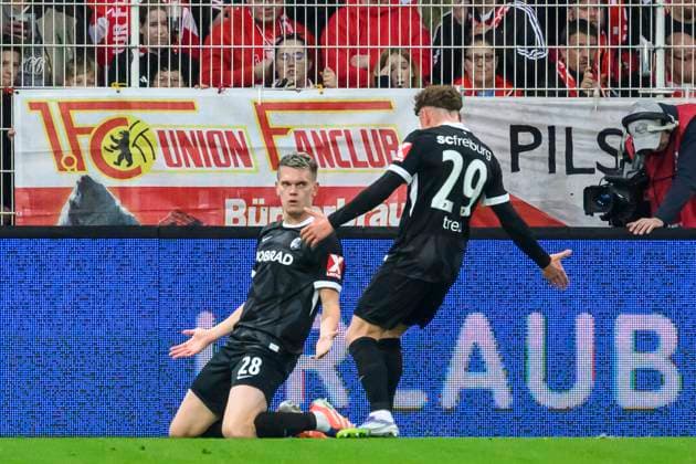 in the picture from l Matthias Ginter SC Freiburg , Philipp Treu SC Freiburg , goal, hit, jubilation, goal celebration, joy, enthusiasm, celebrates, after 1 0, GER, Berlin, 1 FC Union Berlin vs SC Freiburg, Bundesliga, football, DFB, season 2025 2026, Alte Foersterei, DFB DFL REGULATIONS PROHIBIT ANY USE OF PHOTOGRAPHS AS IMAGE SEQUENCES AND OR QUASI VIDEO, 01 11 25, Copyright: HMBxMedia UwexKoch