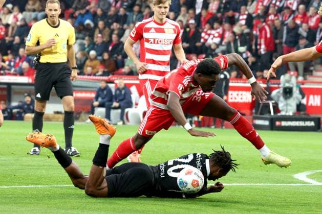 DEU, DFL, 1 FBL, 1 FC Union vs SC Freiburg, 01 11 2025, Stadion Alte Foersterei, Berlin, DEU, DFL, 1 FBL, 1 FC Union vs SC Freiburg, im Bild Derrick Arthur Koehn 1 FC Union Berlin 39 , Junior Adamu FC Freiburg 20 DFL regulations prohibit any use of Photographs as image sequences and or quasi video nordphotoxGmbHx xEngler nph00076