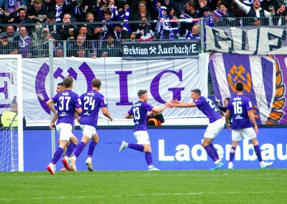 AuerJubilation after the 1 0, 3 v l Goalscorer Erik Majetschak Football 3 League 2025 26 FC Erzgebirge Aue SSV Jahn Regensburg on 1 11 2025 Erzgebirge Aue Jahn Regensburg