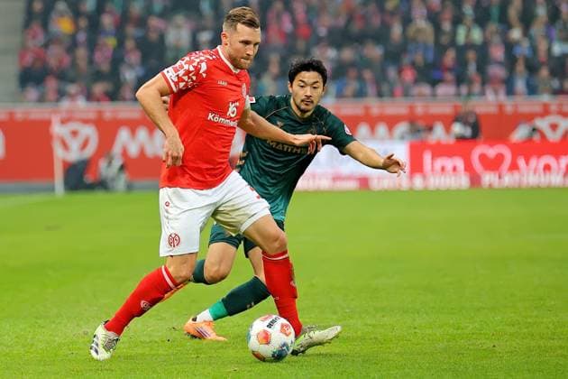 Mainz, Germany 01 November 2025 1 BL 2025 2026 FSV Mainz 05 vs SV Werder Bremen In picture from left in duel Silvan Widmer Mainz vs Yukinari Sugawara SVW DFL regulations prohibit any use of photographs as image sequences and or quasi video Mewa Arena Rheinland Pfalz Copyright: xFotostandx xRacochax