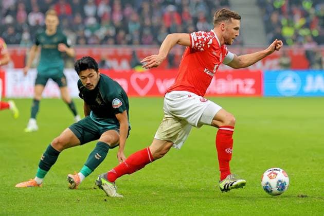 Mainz, Germany 01 November 2025 1 BL 2025 2026 FSV Mainz 05 vs SV Werder Bremen In picture from left in duel Yukinari Sugawara SVW vs Silvan Widmer Mainz DFL regulations prohibit any use of photographs as image sequences and or quasi video Mewa Arena Rheinland Pfalz Copyright: xFotostandx xRacochax