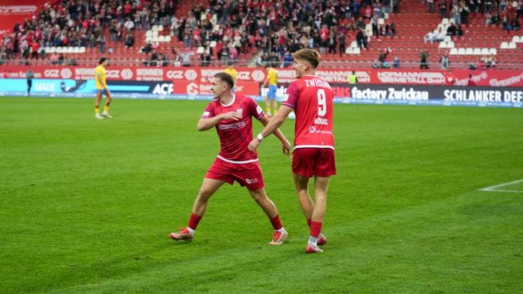 Soccer, Men, Season 2025 2026, Regionalliga Nordost, Matchday 14, FSV Zwickau vs FSV 63 Luckenwalde, Saturday 01 11 2025, GGZ Arena Zwickau, In the picture Nick Breitenbücher l cheers with Lennard Möbius r Saxony Germany